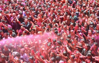 Ấn Độ ngập tràn sắc màu trong lễ hội Holi của người Hindu
