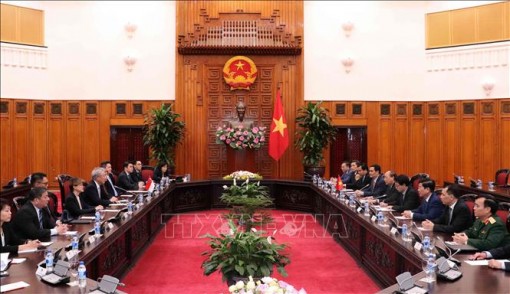 Thủ tướng Nguyễn Xuân Phúc tiếp Phó Thủ tướng, Bộ trưởng Điều phối An ninh quốc gia Singapore