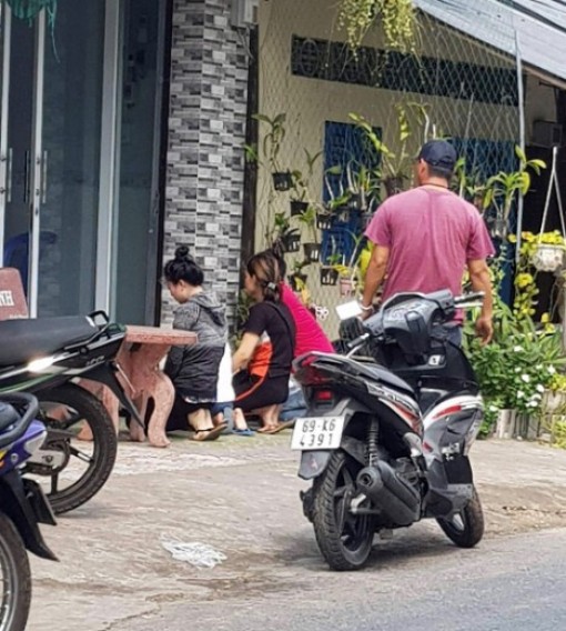 Bé sơ sinh bị bỏ rơi ở Cà Mau: Người xưng cha mẹ ruột quỳ xin lại