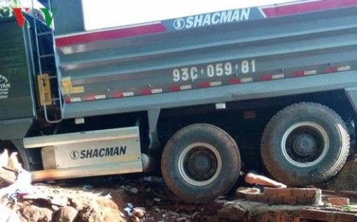 Tài xế ngủ gật lao xe ben vào nhà dân làm hai vợ chồng tử vong