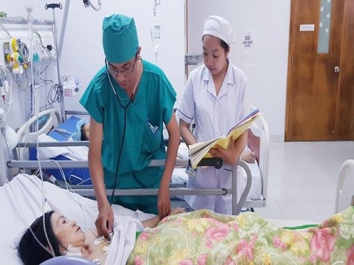 Cần Thơ: Cứu sống phụ nữ bị cháu nghiện ngập đâm thủng tim