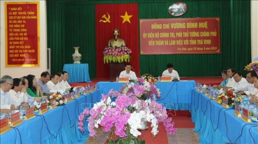 Phó Thủ tướng Vương Đình Huệ thị sát khu vực xây dựng cầu nối Trà Vinh và Sóc Trăng