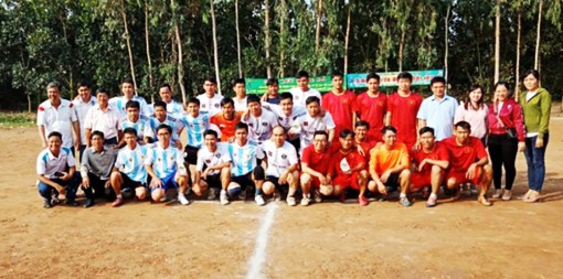 Hấp dẫn sân chơi bóng đá cho nông dân
