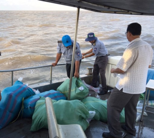 Bạc Liêu thả 4,5 triệu con tôm giống xuống biển