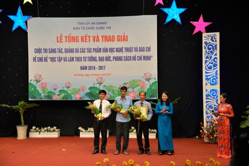 Chuẩn bị tổng kết, trao giải Cuộc thi sáng tác, quảng bá các tác phẩm văn học - nghệ thuật, báo chí chủ đề học tập Bác
