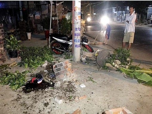 An Giang: Tông xe máy vào trụ điện, nam thanh niên tử vong