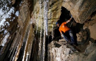 Phát hiện hang động muối dài nhất thế giới tại Israel