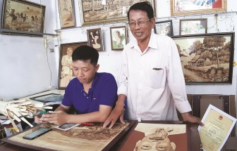 Người 2 lần xác lập kỷ lục Việt Nam cho tranh lá thốt nốt