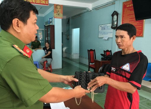Nhân viên cửa hàng giày dép nhặt túi xách có hơn 22,2 triệu đồng