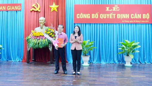 Trao quyết định nghỉ hưu cho đồng chí Vương Bình Thạnh, Phó Bí thư Tỉnh ủy, Chủ tịch UBND tỉnh An Giang