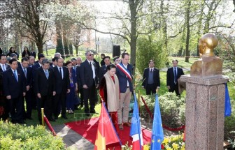 Chủ tịch Quốc hội Nguyễn Thị Kim Ngân đặt hoa tại Tượng đài Chủ tịch Hồ Chí Minh ở thành phố Montreuil, Pháp