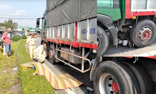 Xe tải va chạm xe máy, một phụ nữ tử vong tại chỗ