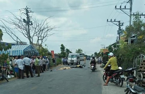 Xe máy đối đầu ô tô khách, Phó chủ tịch hội nông dân chết thảm