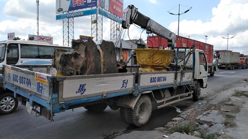 Xe tải hạ gục trụ điện đường dẫn cao tốc TP.HCM – Trung Lương