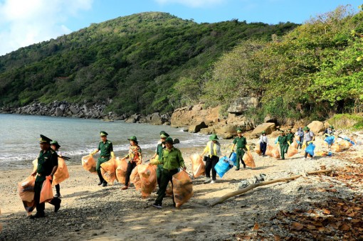 ChallengeForChange đến đảo tiền tiêu Hòn Khoai, các chiến sĩ 'đối đầu' thử thách dọn rác
