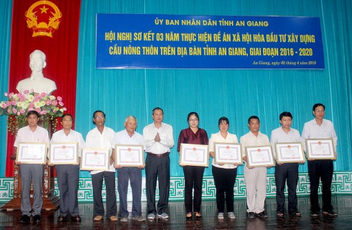 Huy động mọi nguồn lực xây cầu nông thôn
