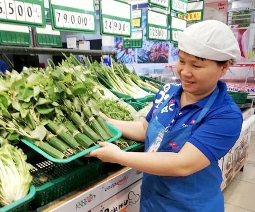 Nhiều điểm bán hàng nông sản gói rau bằng lá chuối