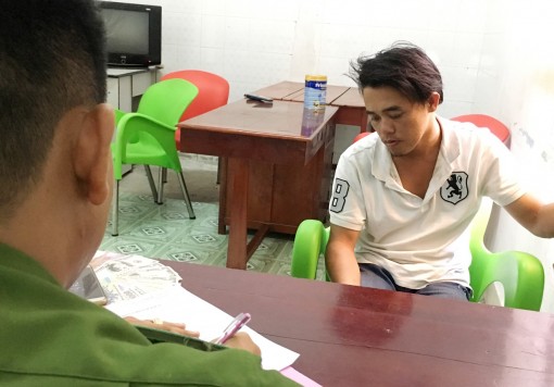 Đợi chủ nhà đi ngủ để lấy trộm