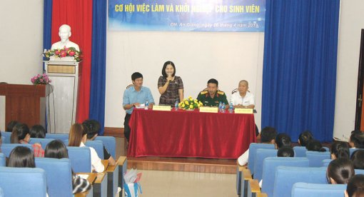 150 sinh viên Khoa Sư phạm dự Hội nghị cơ hội việc làm và khởi nghiệp