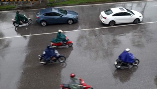 Nguy cơ xảy ra lốc, sét và gió giật mạnh ở nhiều nơi