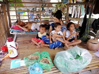 Người phụ nữ Khmer bán đậu phộng nuôi chồng bệnh nặng cần được giúp đỡ