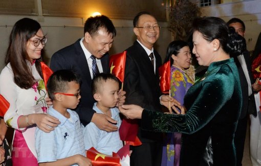 Chủ tịch Quốc hội làm việc với Đại sứ quán Việt Nam tại Qatar