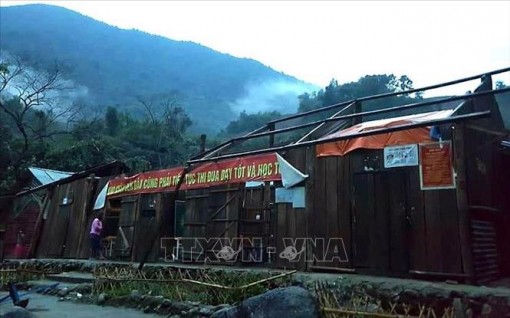 Mưa to kèm giông lốc cuốn tốc gần 200 mái nhà tại Bắc Kạn, Lai Châu