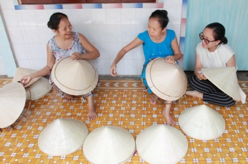 Xuyến xao xóm nghề chằm nón lá