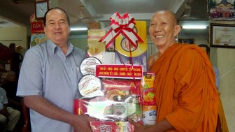 Lãnh đạo tỉnh chúc Tết chùa Khmer tại Tri Tôn