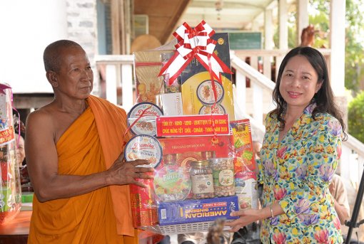 Bí thư Tỉnh ủy Võ Thị Ánh Xuân thăm, tặng quà các chùa và đồng bào dân tộc thiểu số Khmer nhân dịp Tết Chol Chnam Thmay