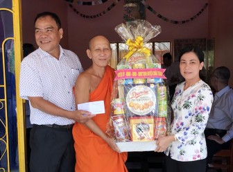 Bí thư Huyện ủy Châu Thành thăm, chúc Tết Chol Chnam Thmay tại chùa Serey Menkor