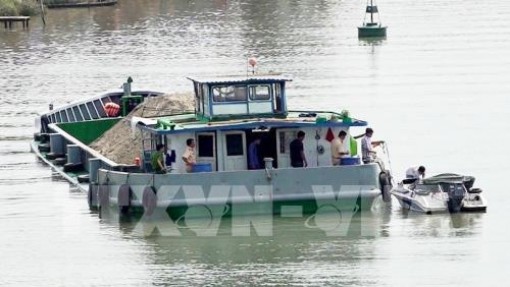 An Giang: Hàng trăm tấn gạo bị chìm xuống sông Hậu