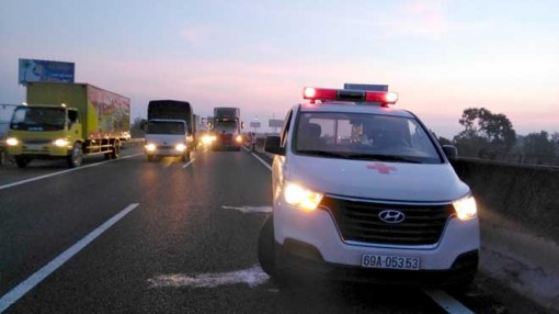 Xe đầu kéo tông xe cứu thương trên đường cao tốc TP HCM – Trung Lương