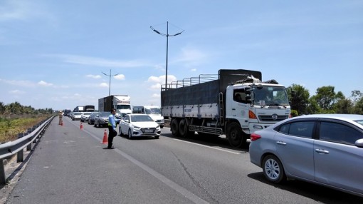 Ô tô tải tông xe đầu kéo trên cao tốc TP.HCM – Trung Lương