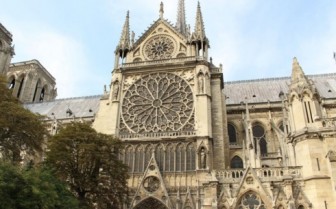 Cả thế giới nuối tiếc khi Nhà thờ Đức Bà Paris chìm trong biển lửa