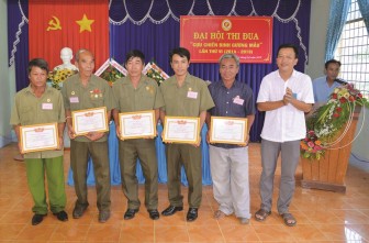 Gương mẫu thi đua yêu nước
