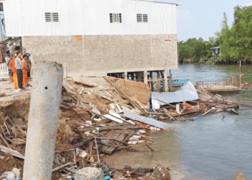 Cần Thơ: Bốn căn nhà đổ sụp xuống sông, thiệt hại hơn 1 tỷ đồng