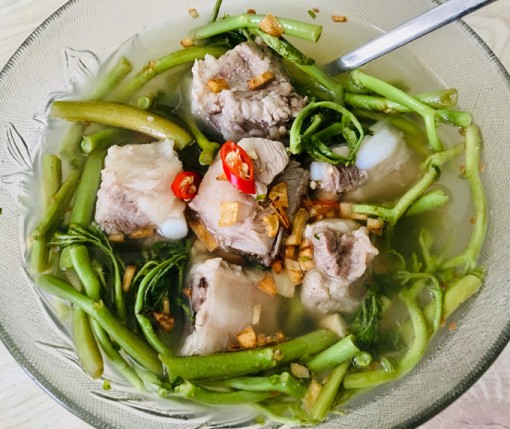 Canh sườn rau rút nấu chua