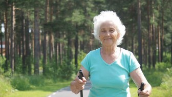 Người già thường xuyên vận động sẽ ít bị bệnh hơn