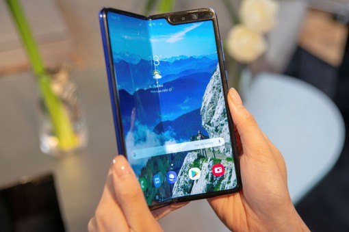 Nhiều màn hình nhưng thời lượng pin của Galaxy Fold khá ấn tượng