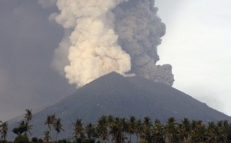 Núi lửa đảo Bali thức giấc, hàng nghìn mặt nạ phòng độc được phân phát