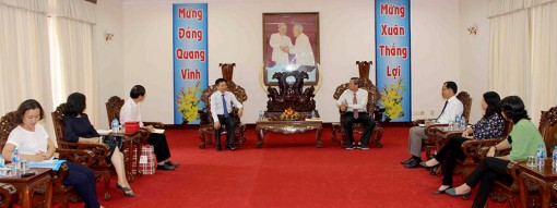 Tổng Lãnh sự Việt Nam tại Sihanoukville (Campuchia) đến chào xã giao UBND tỉnh trước khi kết thúc nhiệm kỳ về nước