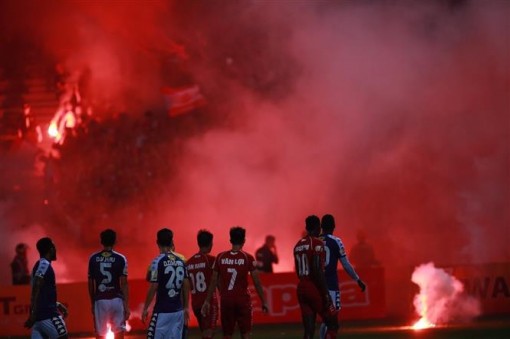 'Treo' sân Hàng Đẫy, phạt tổng cộng 140 triệu đồng vì đốt pháo sáng