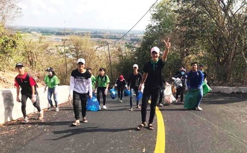 Cùng nhặt rác bảo vệ môi trường
