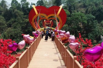 Độc đáo cầu kính tình yêu 5D đầu tiên ở Việt Nam