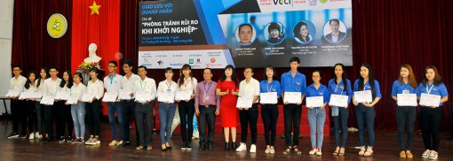 Trường Đại học An Giang: Tổ chức cho sinh viên giao lưu với doanh nhân