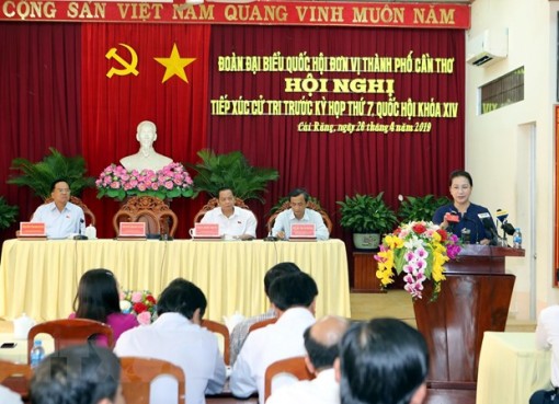 Chủ tịch Quốc hội tiếp xúc cử tri tại hai quận, huyện của Cần Thơ