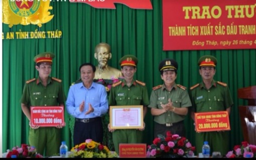 Thưởng nóng vụ bắt giữ đối tượng vận chuyển gần 15kg ma túy