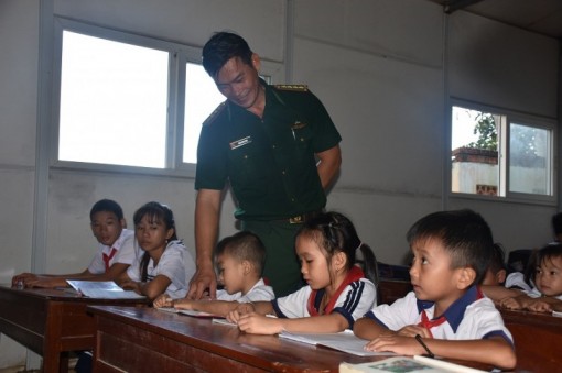 Mang con chữ ra đảo xa