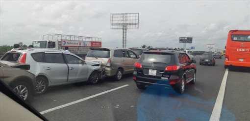 8 xe đâm liên hoàn, giao thông cao tốc TP.HCM - Trung Lương ùn ứ nhiều giờ
